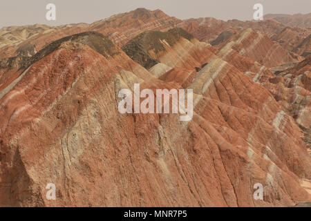 Des grès Danxia Zhangye colorés en relief Le parc géologique, Gansu, Chine Banque D'Images