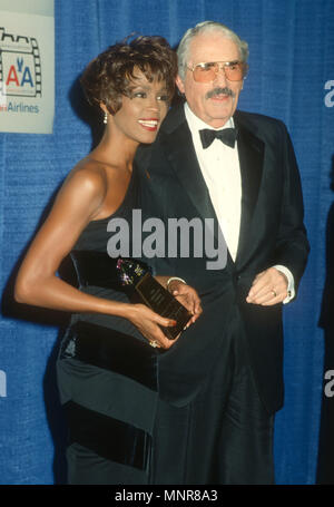 Los Angeles, CA - 12 janvier : (L-R), chanteuse Whitney Houston et l'acteur Gregory Peck assister à American Cinema Awards le 12 janvier 1991 au Beverly Hilton Hotel à Beverly Hills, Californie. Photo de Barry King/Alamay Stock Photo Banque D'Images