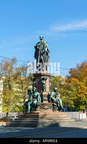 Maxmonument (1875), statue de Maximillian II par Kaspar von Zumbusch sur la Maximilianstrasse, Munich, Allemagne Banque D'Images