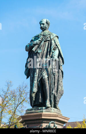 Maxmonument (1875), statue de Maximillian II par Kaspar von Zumbusch sur la Maximilianstrasse, Munich, Allemagne Banque D'Images