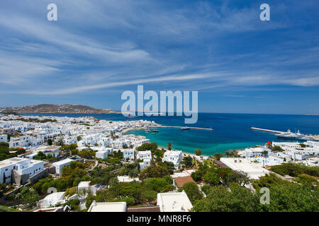 Vue aérienne du village grec traditionnel de maisons blanches sur l'île de Mykonos, Grèce, Europe Banque D'Images