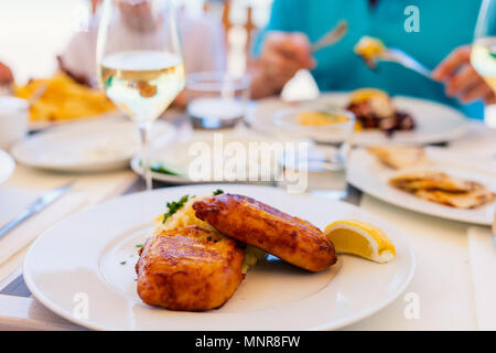 Close up de poisson blanc frit traditionnel pour le déjeuner ou le dîner au restaurant en plein air sur l'île de Mykonos, Grèce Banque D'Images