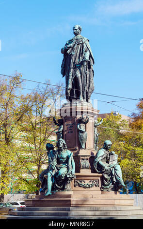 Maxmonument (1875), statue de Maximillian II par Kaspar von Zumbusch sur la Maximilianstrasse, Munich, Allemagne Banque D'Images