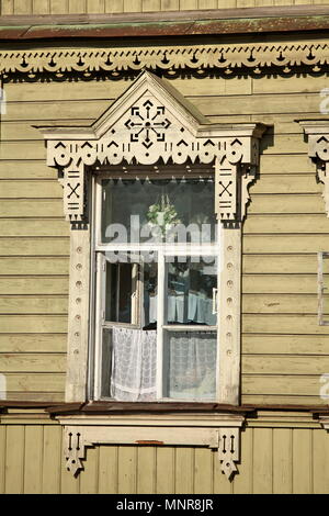 Une vieille fenêtre en bois sculpté Banque D'Images