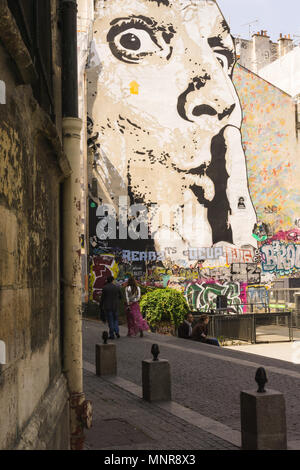 Chuuuttt ! Autoportrait de l'artiste français Jef Aerosol donnant sur la Place Igor Stravinsky à Paris, France. Banque D'Images