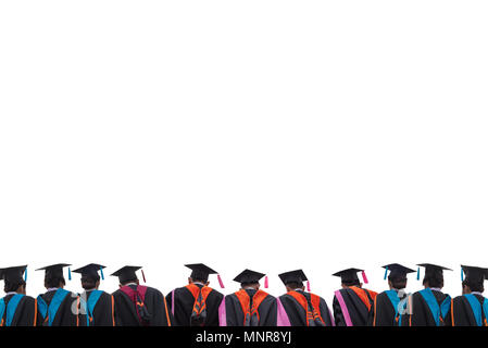 L'arrière de l'université diplômés portant chapeau noir,le fond est blanc isolé. Banque D'Images