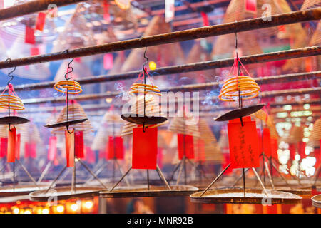 L'encens brûlant dans circulaire Temple Man Mo, Hong Kong, Chine Banque D'Images