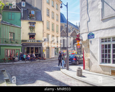 PARIS, FRANCE - 5 mai 2016 : une rue typiquement parisienne dans le Quartier Latin Banque D'Images