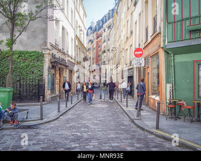 PARIS, FRANCE - 5 mai 2016 : une rue typiquement parisienne dans le Quartier Latin Banque D'Images