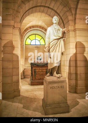 Le tombeau de Voltaire et statue dans la crypte du Panthéon à Paris Banque D'Images