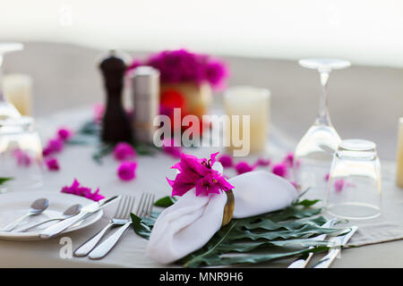 Magnifiquement servi table pour la célébration de mariage ou événement romantique Banque D'Images