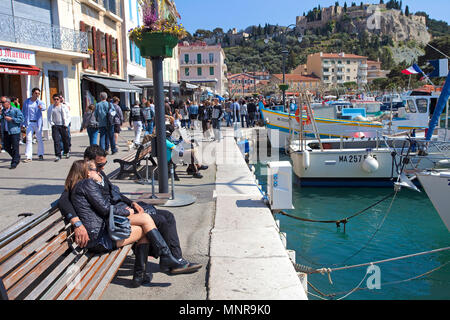 Les gens sur des bancs dans le port de Cassis, Bouches-du-Rhône, Provence-Alpes-Côte d'Azur, France Sud, France, Europe Banque D'Images