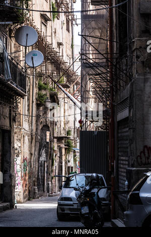 Palerme, Italie, le 24 avril 2018 : typique ruelle de la vieille ville Ballaro domaine de Palerme, Italie. Banque D'Images