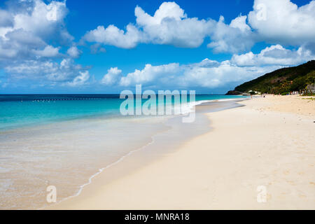 Tropical idyllique plage de sable blanc, l'eau de l'océan turquoise et bleu ciel à l'île d'Antigua dans les Caraïbes Banque D'Images