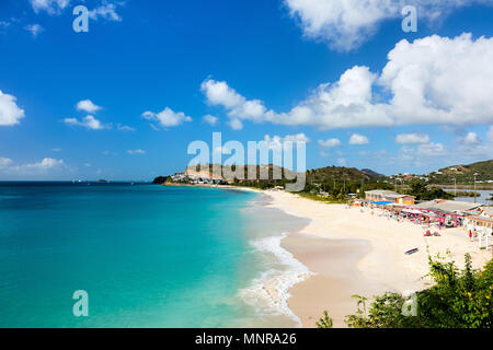 Plage de Darkwood tropical idyllique à l'île d'Antigua dans les Caraïbes avec le sable blanc, l'eau de l'océan turquoise et ciel bleu Banque D'Images