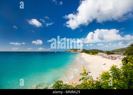 Plage de Darkwood tropical idyllique à l'île d'Antigua dans les Caraïbes avec le sable blanc, l'eau de l'océan turquoise et ciel bleu