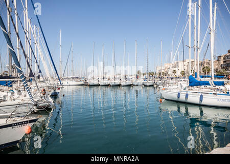 Palerme, Italie, le 24 avril 2018 à Palerme : Boat Harbour sur une journée ensoleillée. Banque D'Images