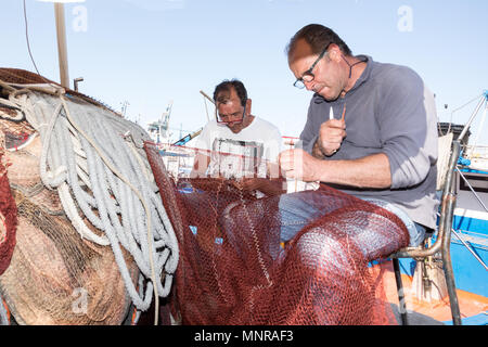 Palerme, Italie, le 24 avril 2018 : les pêcheurs italiens fixer le filet dans le port de Palerme sur une journée ensoleillée. Banque D'Images