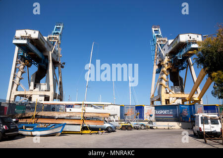 Palerme, Italie, le 24 avril 2018 à Palerme : grues sur le port d'une journée ensoleillée. Banque D'Images