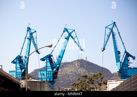 Palerme, Italie, le 24 avril 2018 à Palerme : grues sur le port d'une journée ensoleillée. Banque D'Images