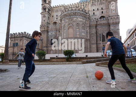 Palerme, Italie, le 24 avril 2018 : les garçons jouent sur une place en face de la cathédrale de Palerme Banque D'Images