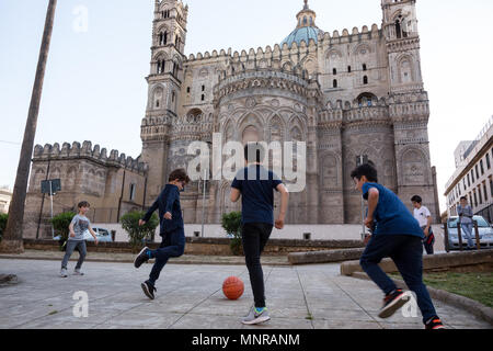 Palerme, Italie, le 24 avril 2018 : les garçons jouent sur une place en face de la cathédrale de Palerme Banque D'Images