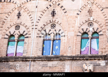 Palerme, Italie, le 24 avril 2018 : l'architecture de Palerme (italien et drapeaux de l'UE dans les fenêtres. Banque D'Images