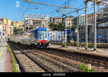 Gênes, Italie - 15 mai 2017 : train de voyageurs arrivant à Trenitalia la gare Brignole de Gênes, Ligurie, Italie. Banque D'Images