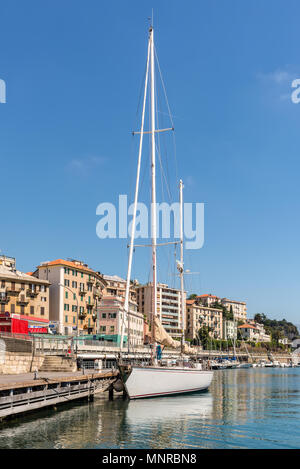 Savona, Italie - 15 mai 2017 : yacht à reste dans le port touristique de Savone, Ligurie, Italie. Banque D'Images