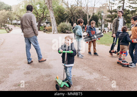 Lisbonne, Portugal 01 mai 2018 : Entraide pères à pied avec leurs enfants et leur apprendre à monter une planche à roulettes et de trottinettes. Au premier plan, l'un des c Banque D'Images