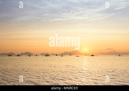 Vue du coucher de Corong Corong plage près de El Nido, Bacuit archipelago, l'île de Palawan, Philippines Banque D'Images