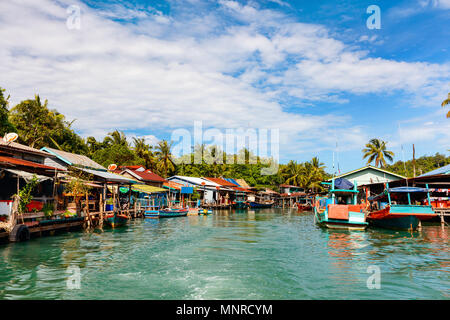 Village flottant traditionnel sur l'île de Koh Rong au Cambodge Banque D'Images