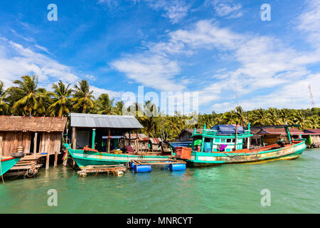 Village flottant traditionnel sur l'île de Koh Rong au Cambodge Banque D'Images