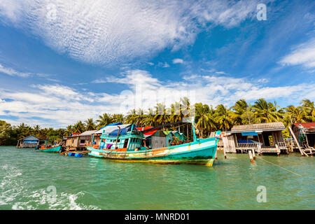 Village flottant traditionnel sur l'île de Koh Rong au Cambodge Banque D'Images