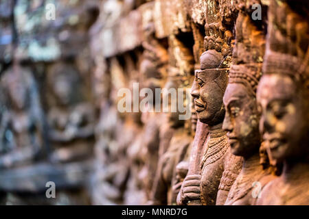 Bas-reliefs en terrasse du Roi lépreux dans la zone archéologique d'Angkor au Cambodge Banque D'Images
