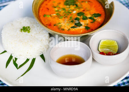 Soupe Tom Yum asiatique délicieux servis pour le déjeuner au restaurant Banque D'Images