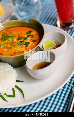 Soupe Tom Yum asiatique délicieux servis pour le déjeuner au restaurant Banque D'Images