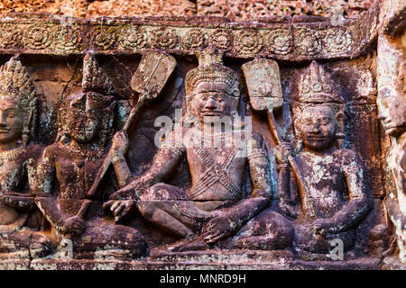 Bas-reliefs en terrasse du Roi lépreux dans la zone archéologique d'Angkor au Cambodge Banque D'Images