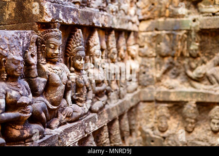 Bas-reliefs en terrasse du Roi lépreux dans la zone archéologique d'Angkor au Cambodge Banque D'Images