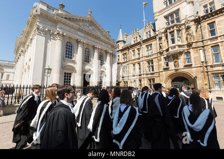 Terme Pâques cérémonie de diplôme à l'Université de Cambridge, ancienne école et Sénat House, Cambridge, UK Banque D'Images