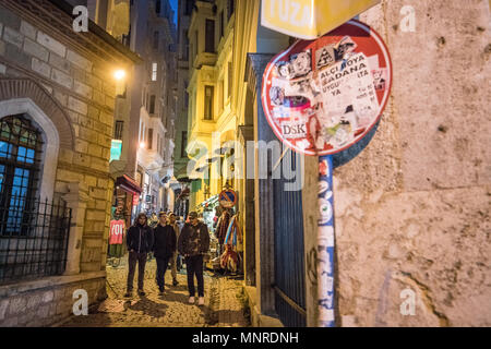 Groupe de personnes marcher ensemble vers le bas dans la rue étroite entre les bâtiments à Istanbul, Turquie Banque D'Images