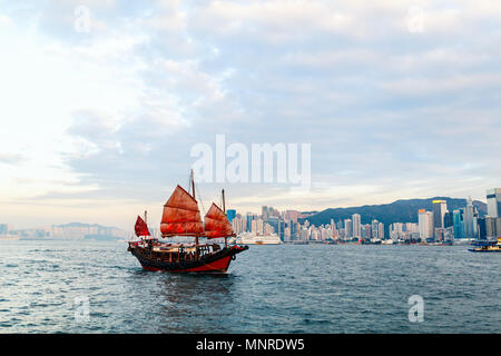 Junk Boat avec Red Sail à Hong Kong Banque D'Images
