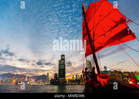 Junk Boat avec Red Sail à Hong Kong Banque D'Images