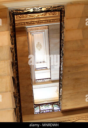 Photo d'un bel escalier dans un hôtel célèbre à Moscou Banque D'Images