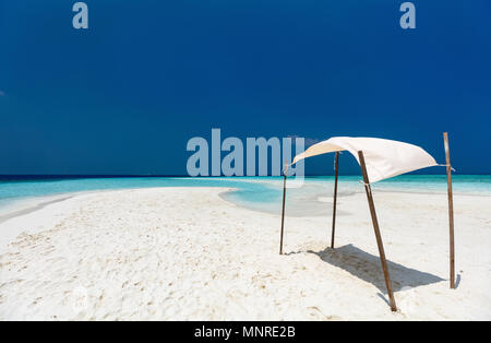 Plage de sable blanc parfait et de l'océan tropical turquoise Banque D'Images
