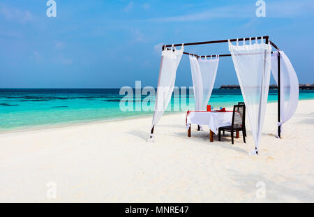 De luxe romantique d'un dîner ou d'un réglage à la plage tropicale aux Maldives Banque D'Images