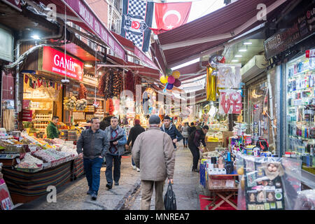 Les auvents offrent une couverture pour des clients comme ils marchent le long chemin bordé de magasins et étals de vente produits en marché plein air, Istanbul, Turquie Banque D'Images