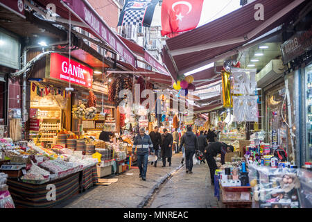 Les auvents offrent une couverture pour des clients comme ils marchent le long chemin bordé de magasins et étals de vente produits en marché plein air, Istanbul, Turquie Banque D'Images