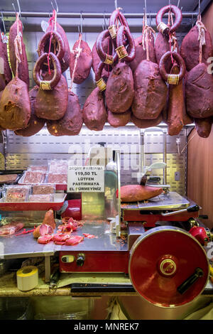 Une sélection de charcuteries accrocher sur l'affichage pour la vente en boucherie au marché aux épices d'Istanbul en Turquie Banque D'Images