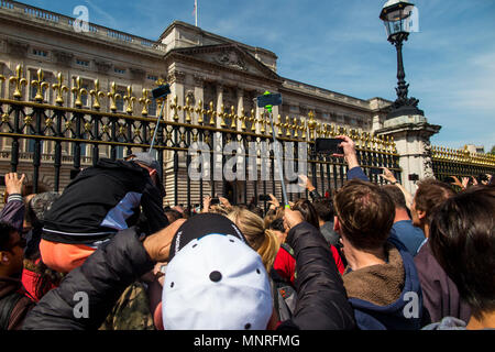 La prise de photographies à l'aide d'un bâton selfies lors d'un événement au palais de Buckingham par une chaude journée d'été Banque D'Images